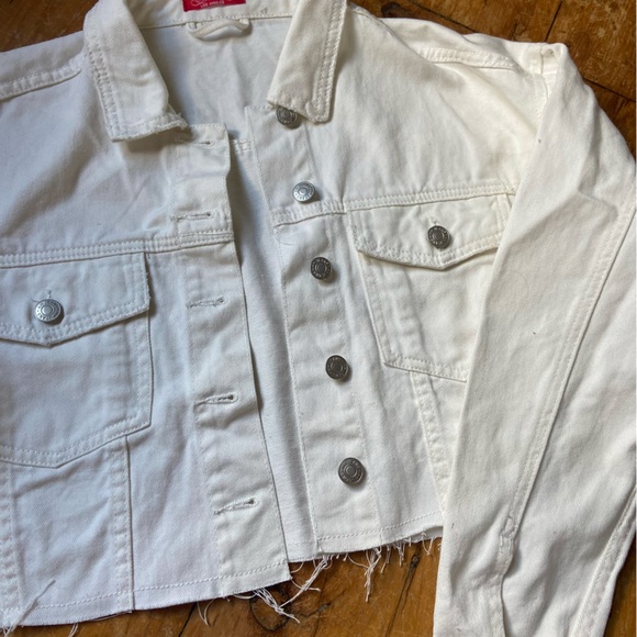 Cropped White Denim Jacket - Picture 6 of 6